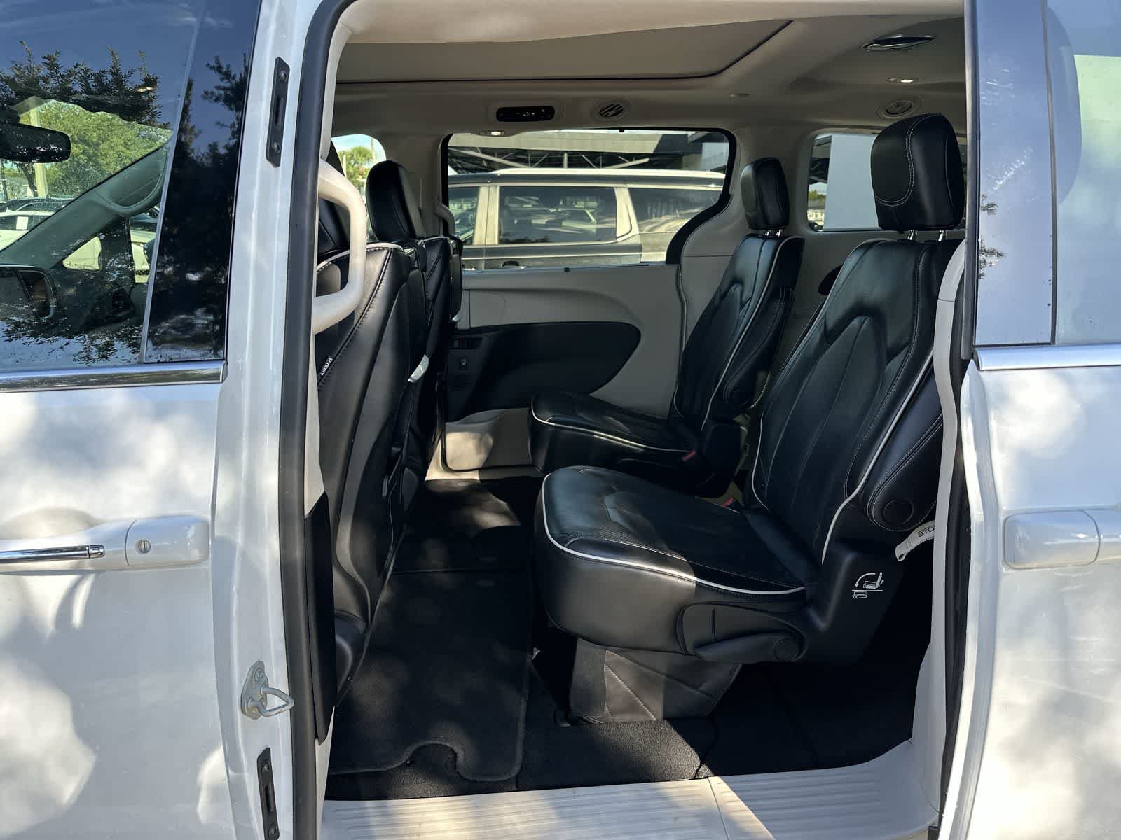 Used 2022 Chrysler Pacifica Limited w/ Uconnect Theater Family Group AWD/4WD image 4