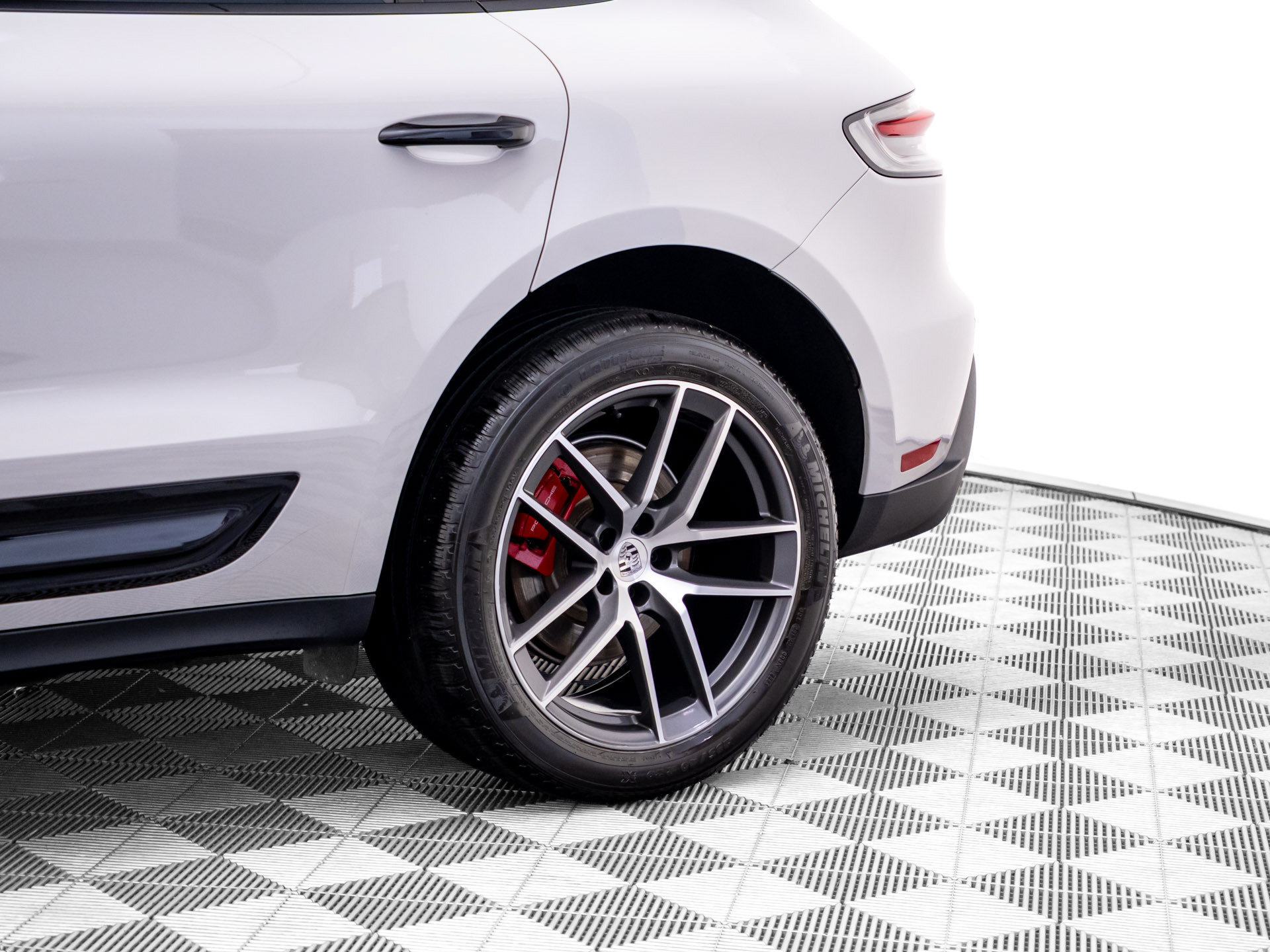 Certified 2023 Porsche Macan S AWD/4WD image 33