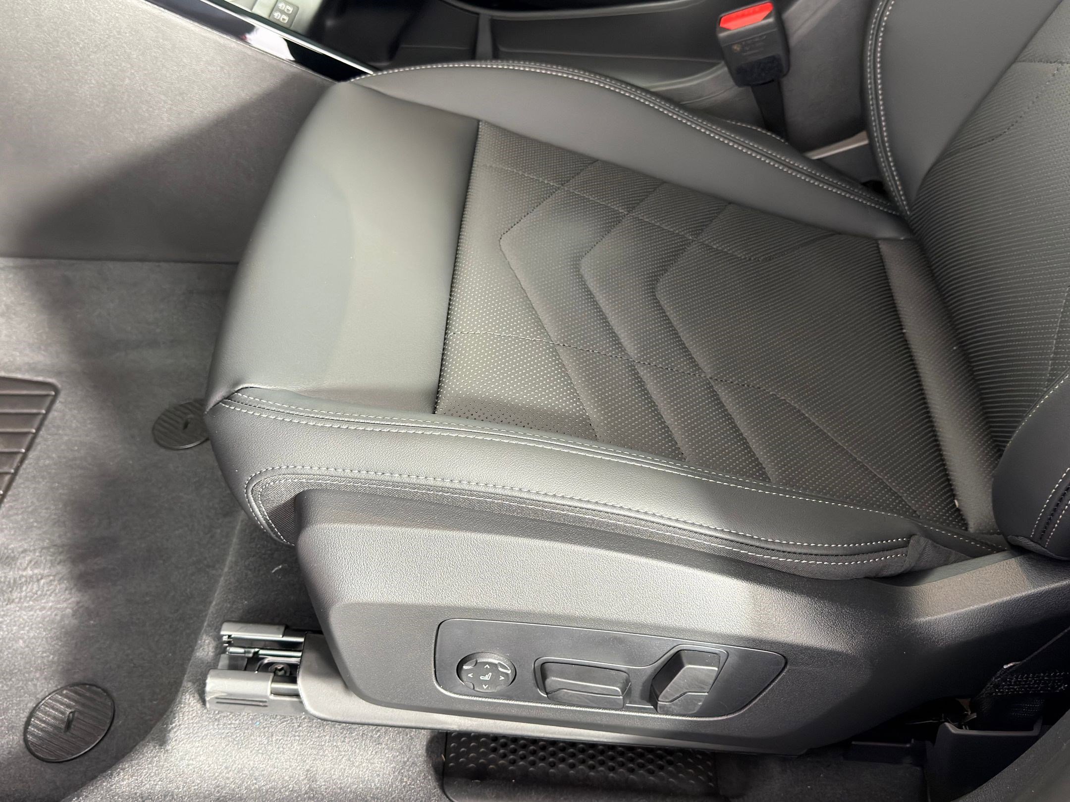 Used 2026 BMW X1 xDrive28i w/ Technology Package image 11