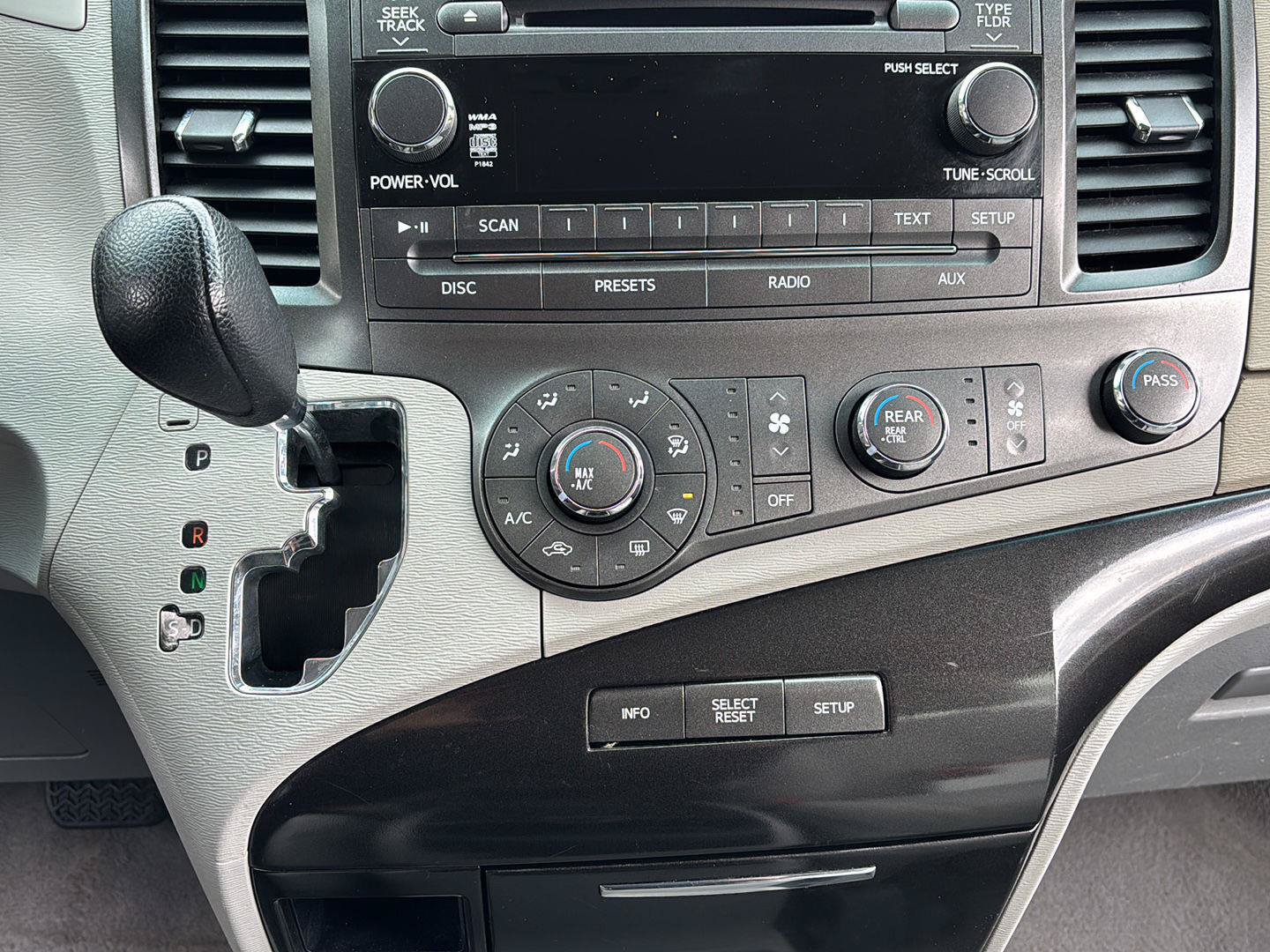 Used 2011 Toyota Sienna LE w/ Towing Pkg FWD image 32