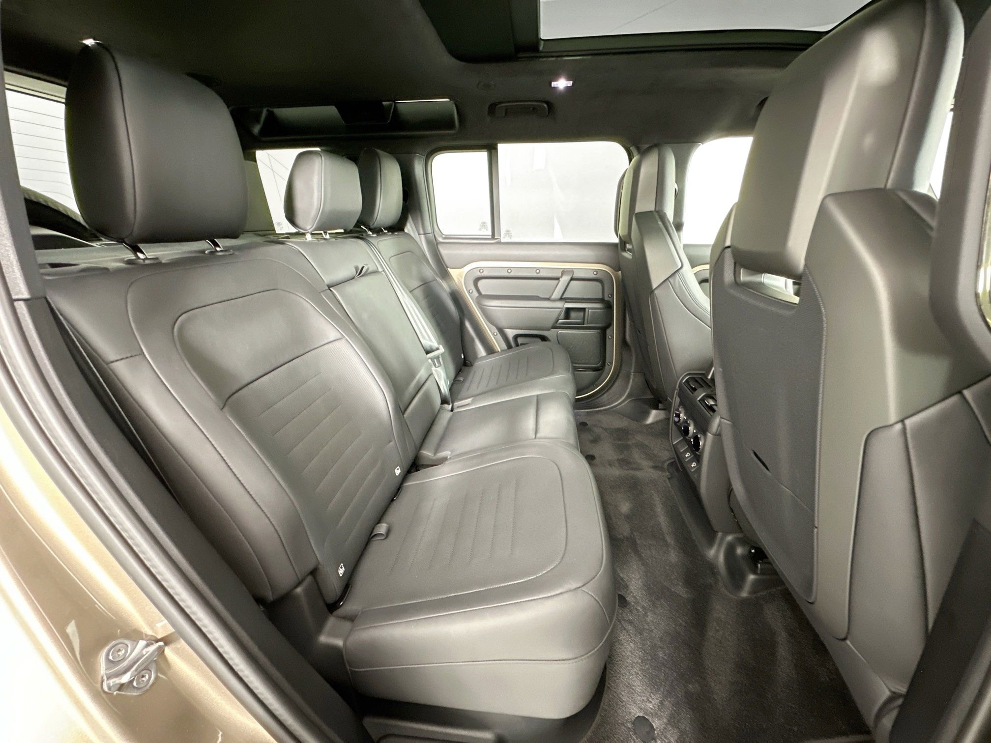 Used 2025 Land Rover Defender 110 image 26