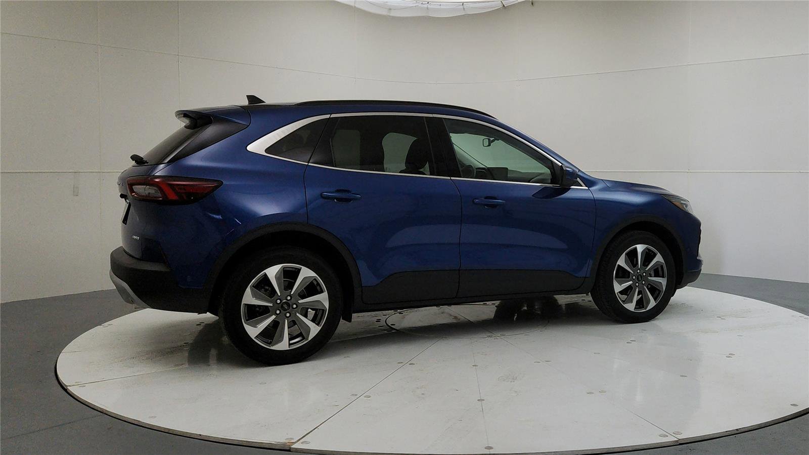 Used 2023 Ford Escape Platinum w/ Premium Technology Package image 7