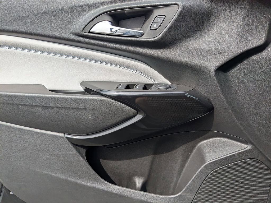 Used 2025 Chevrolet Trax LT w/ LT Convenience Package image 11