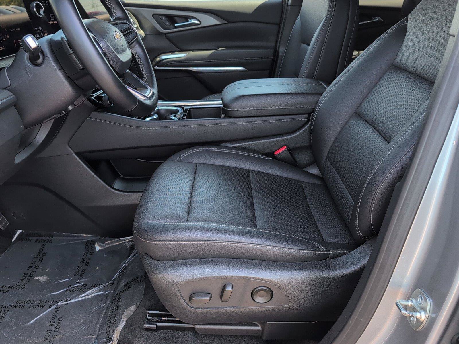 Certified 2025 Chevrolet Traverse LT FWD image 13