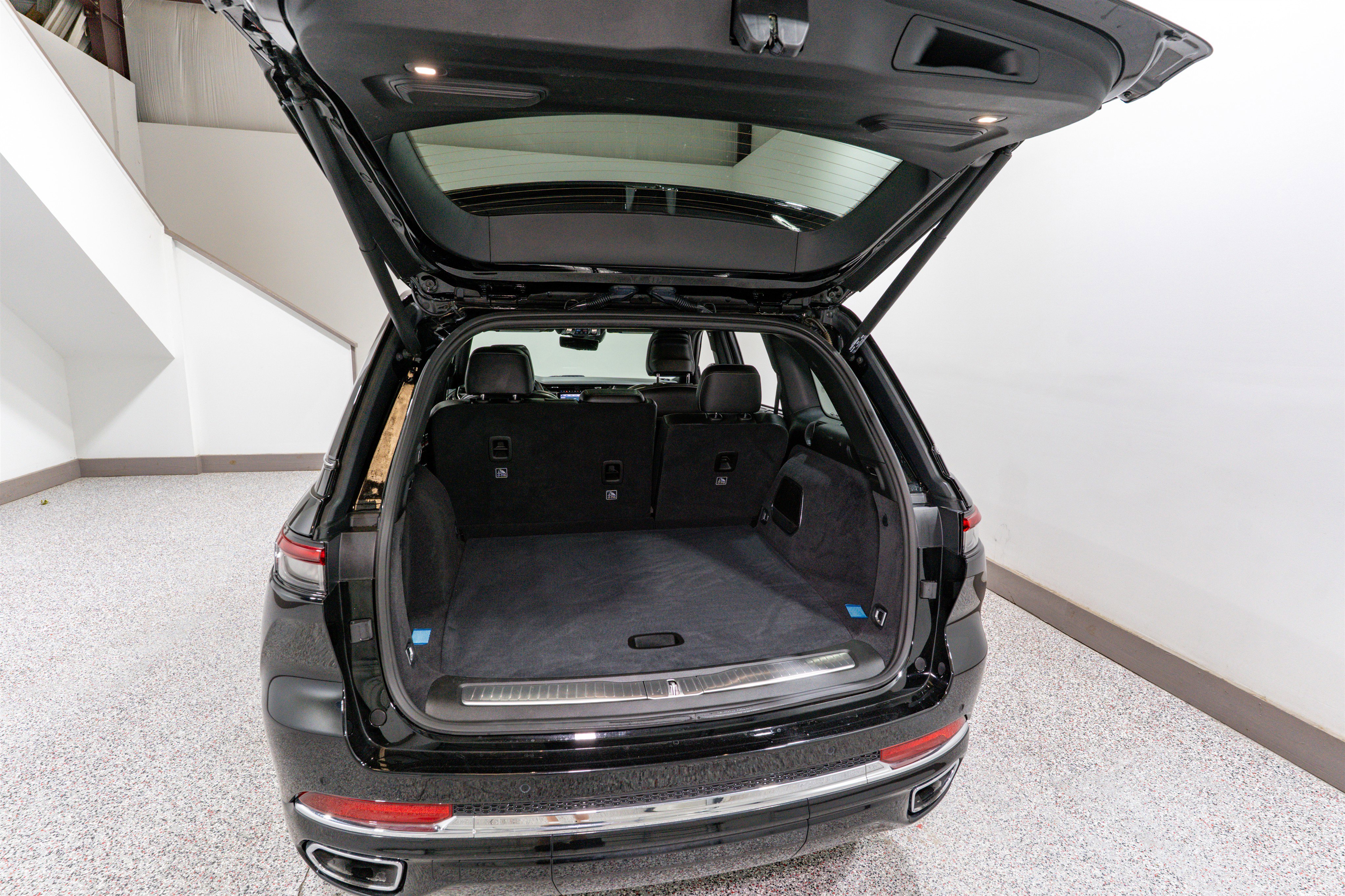 Used 2023 Jeep Grand Cherokee Overland w/ Advanced Protech Group III image 37