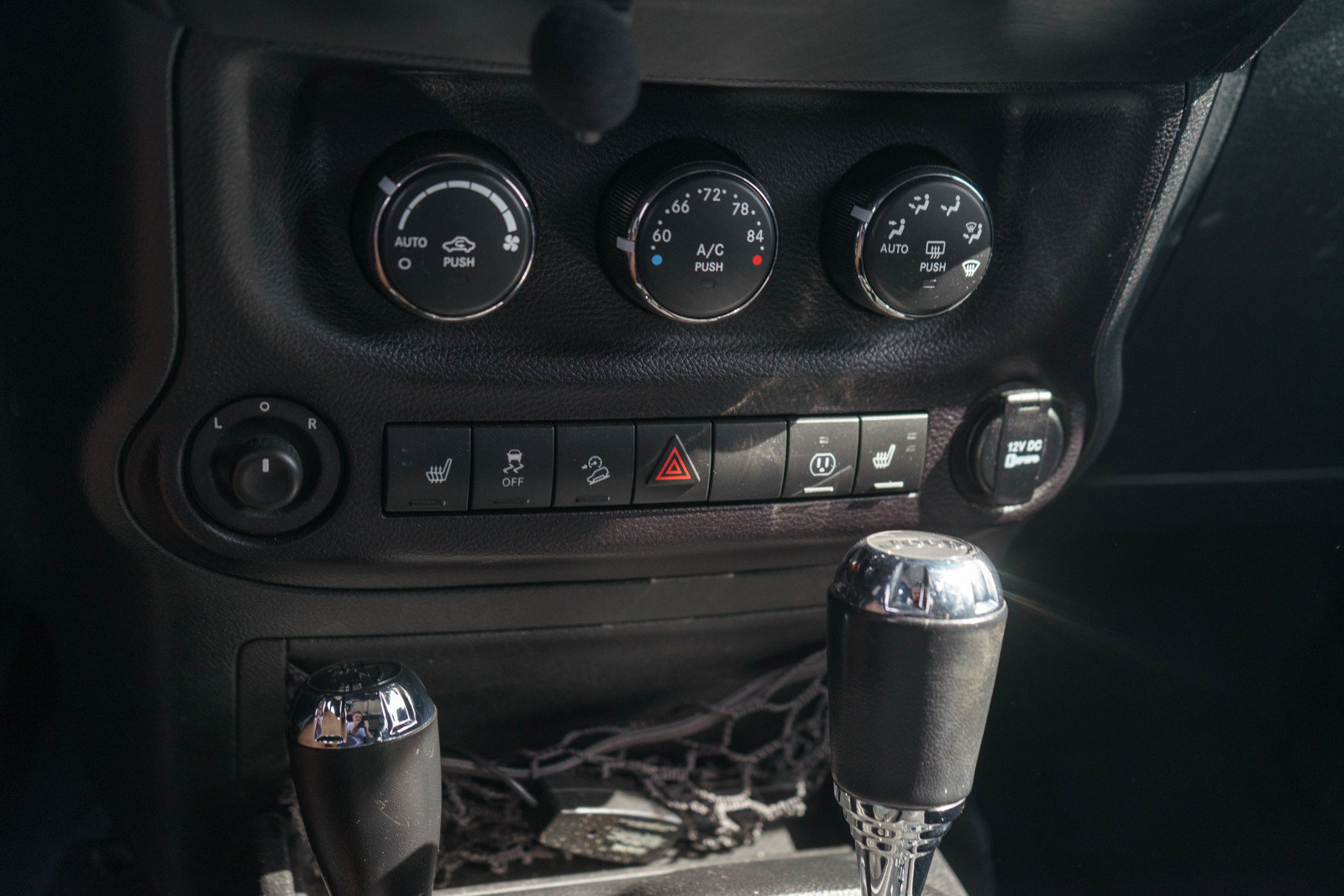 Used 2015 Jeep Wrangler Unlimited Sahara w/ Connectivity Group AWD/4WD image 17