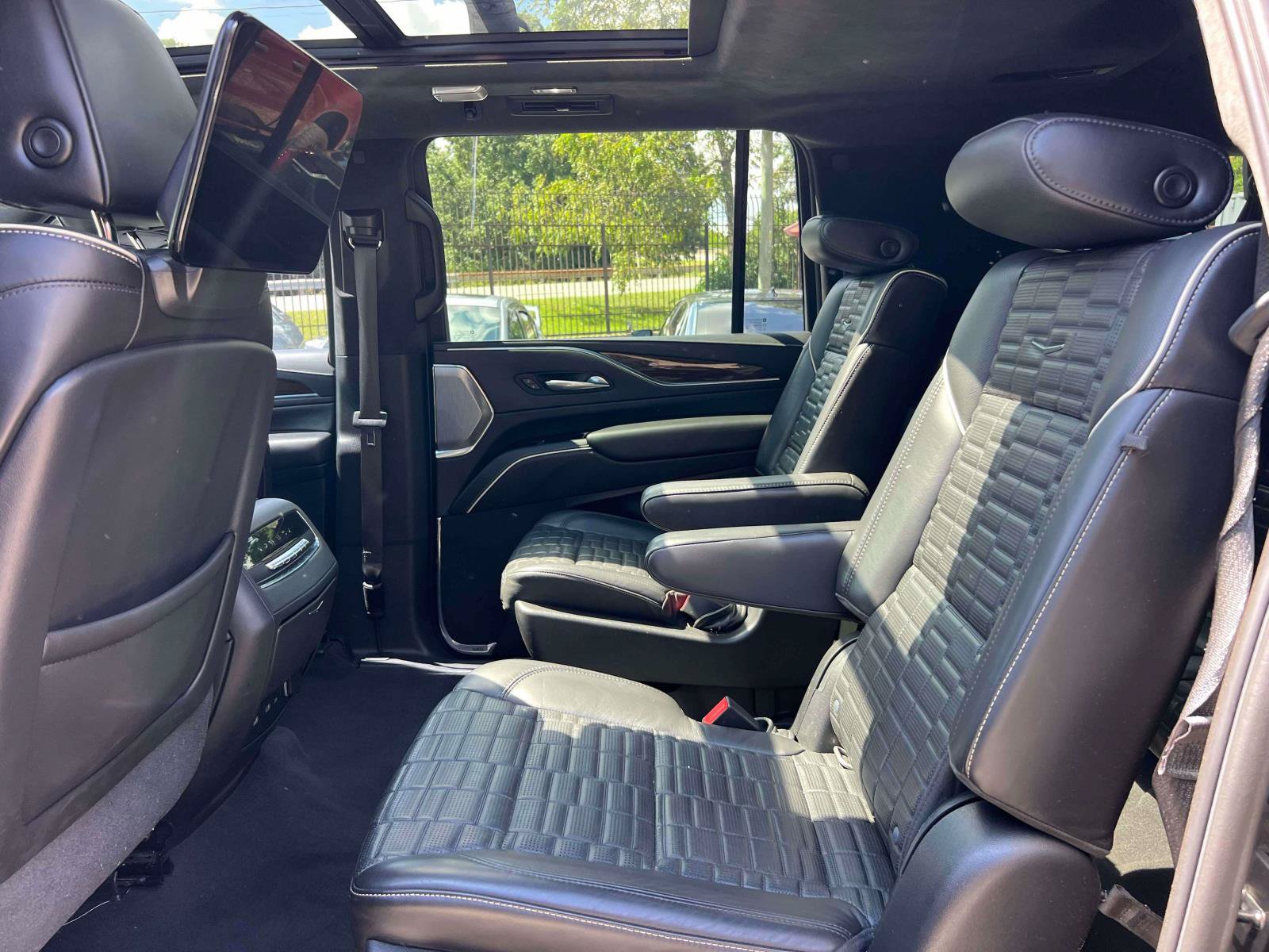 Used 2021 Cadillac Escalade ESV Sport Platinum w/ LPO, ONYX Package AWD/4WD image 9