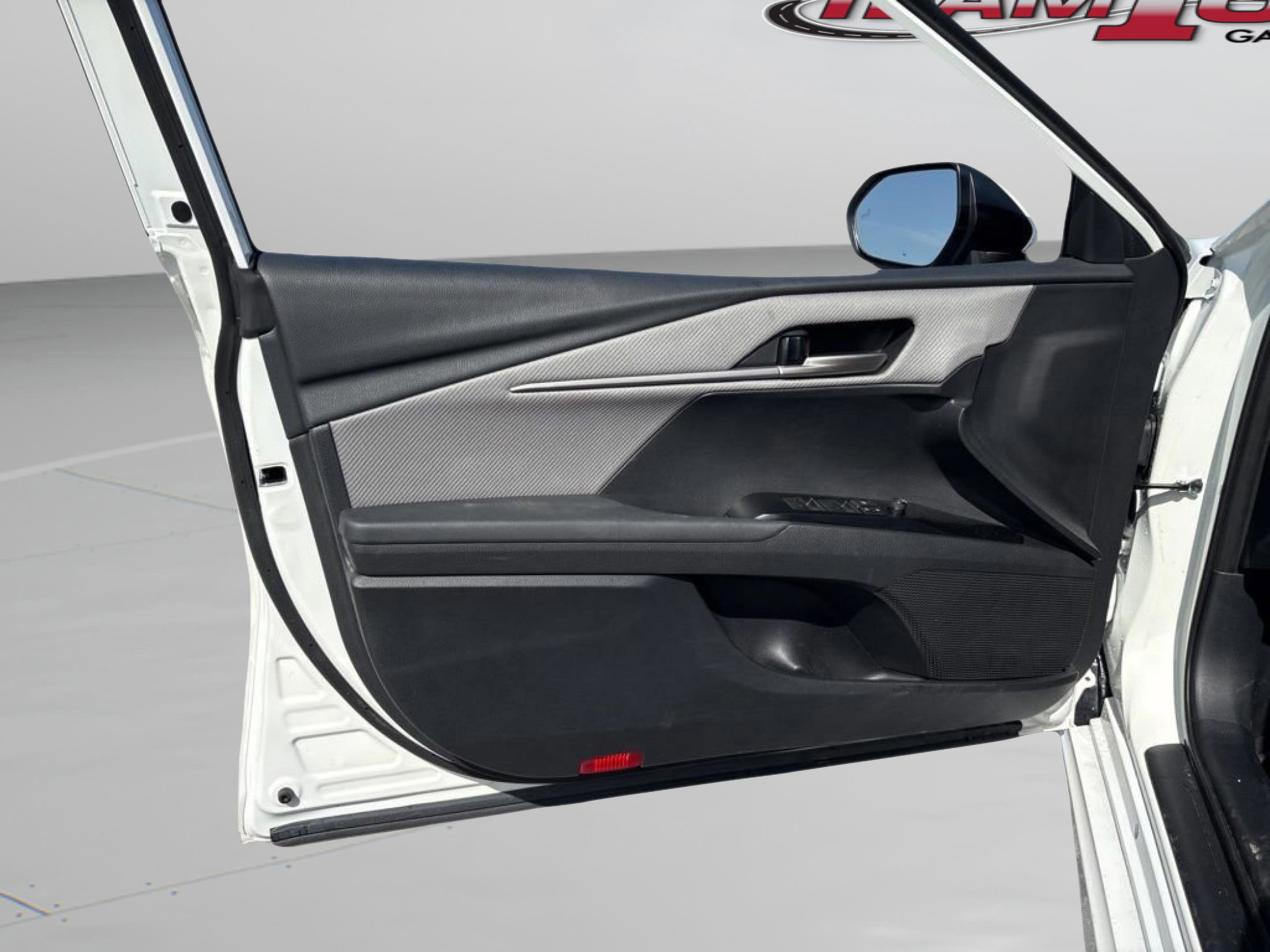 Used 2025 Toyota Camry SE image 30