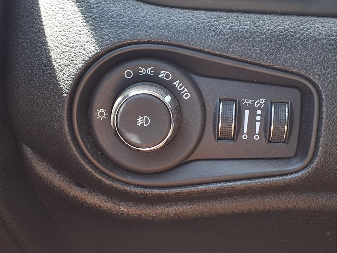 Used 2022 Jeep Renegade Latitude AWD/4WD image 25