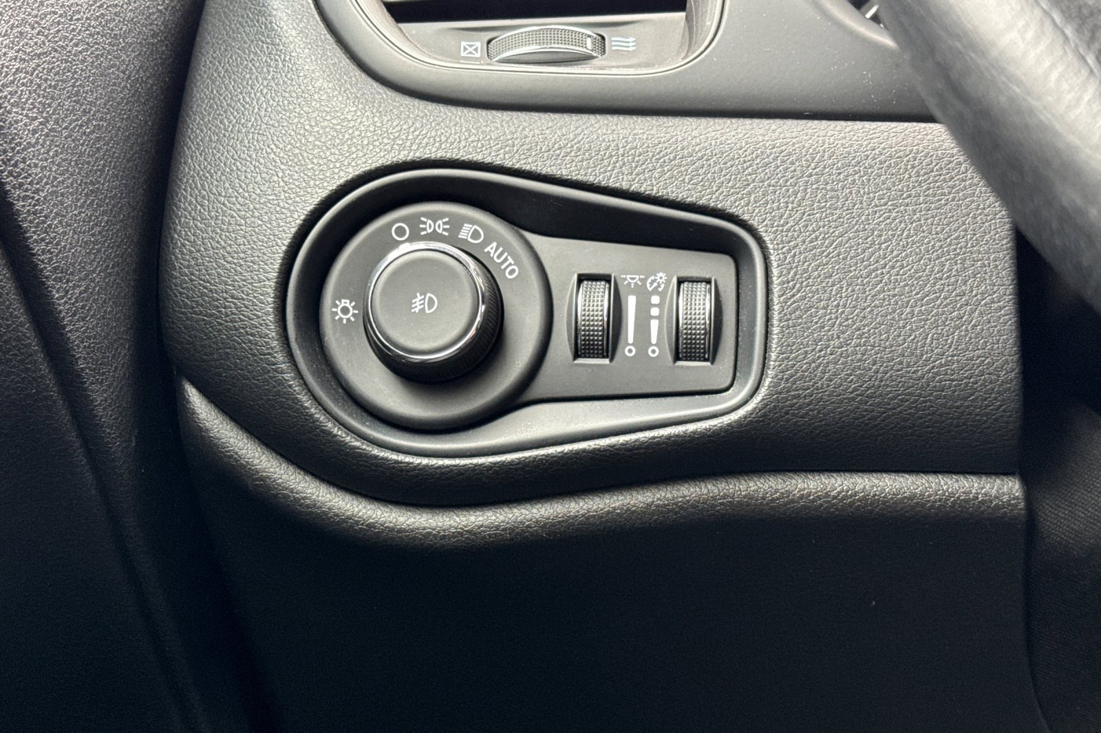 Used 2022 Jeep Renegade Latitude w/ Convenience Group image 32