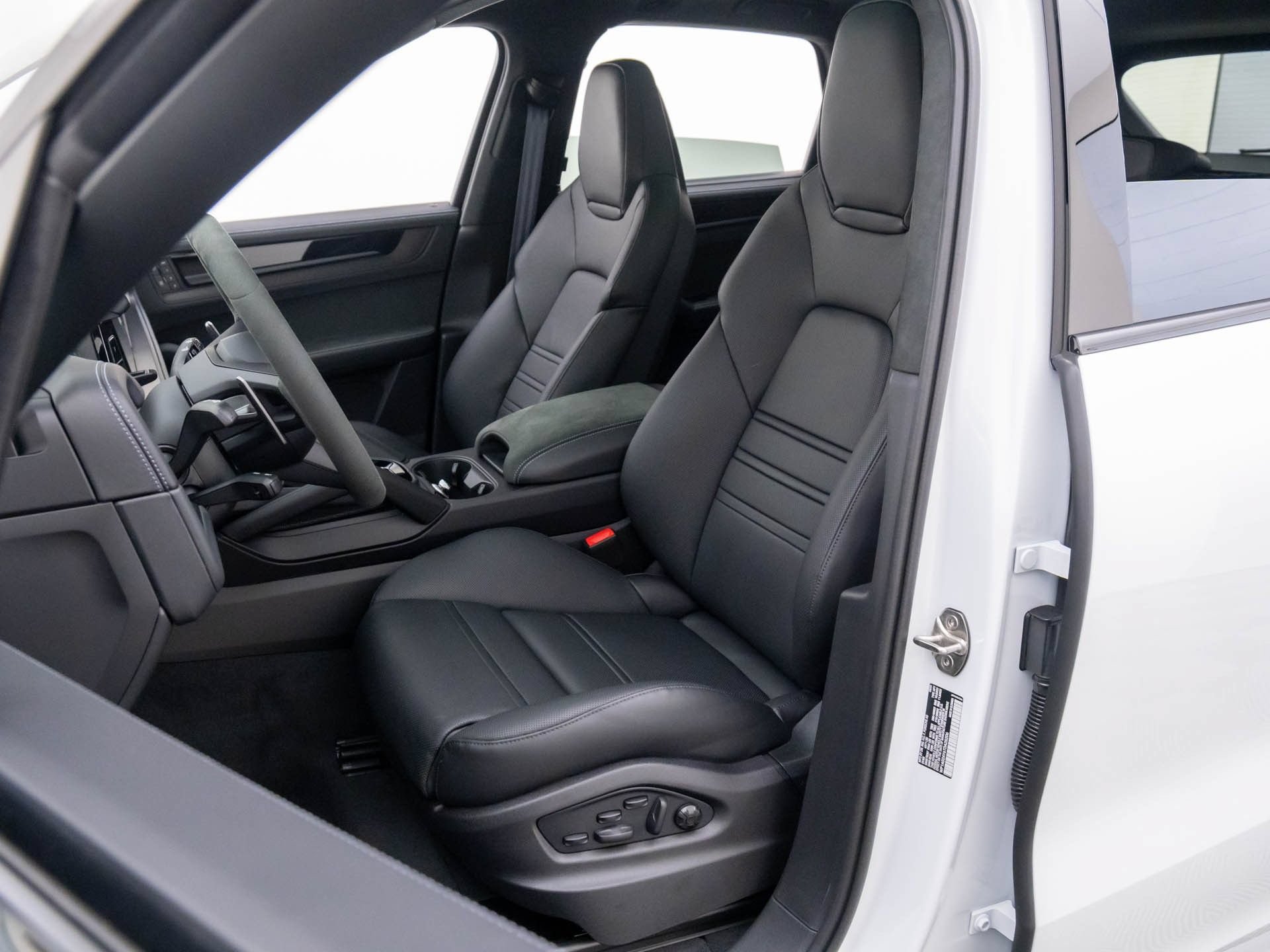 Used 2026 Porsche Cayenne GTS AWD/4WD image 5