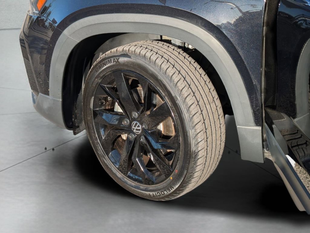 Certified 2023 Volkswagen Taos SE w/ Black Wheel Package FWD image 32