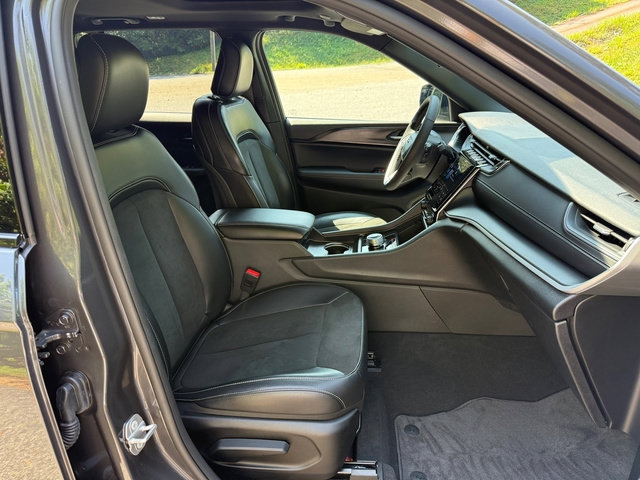 Used 2025 Jeep Grand Cherokee Altitude AWD/4WD image 18