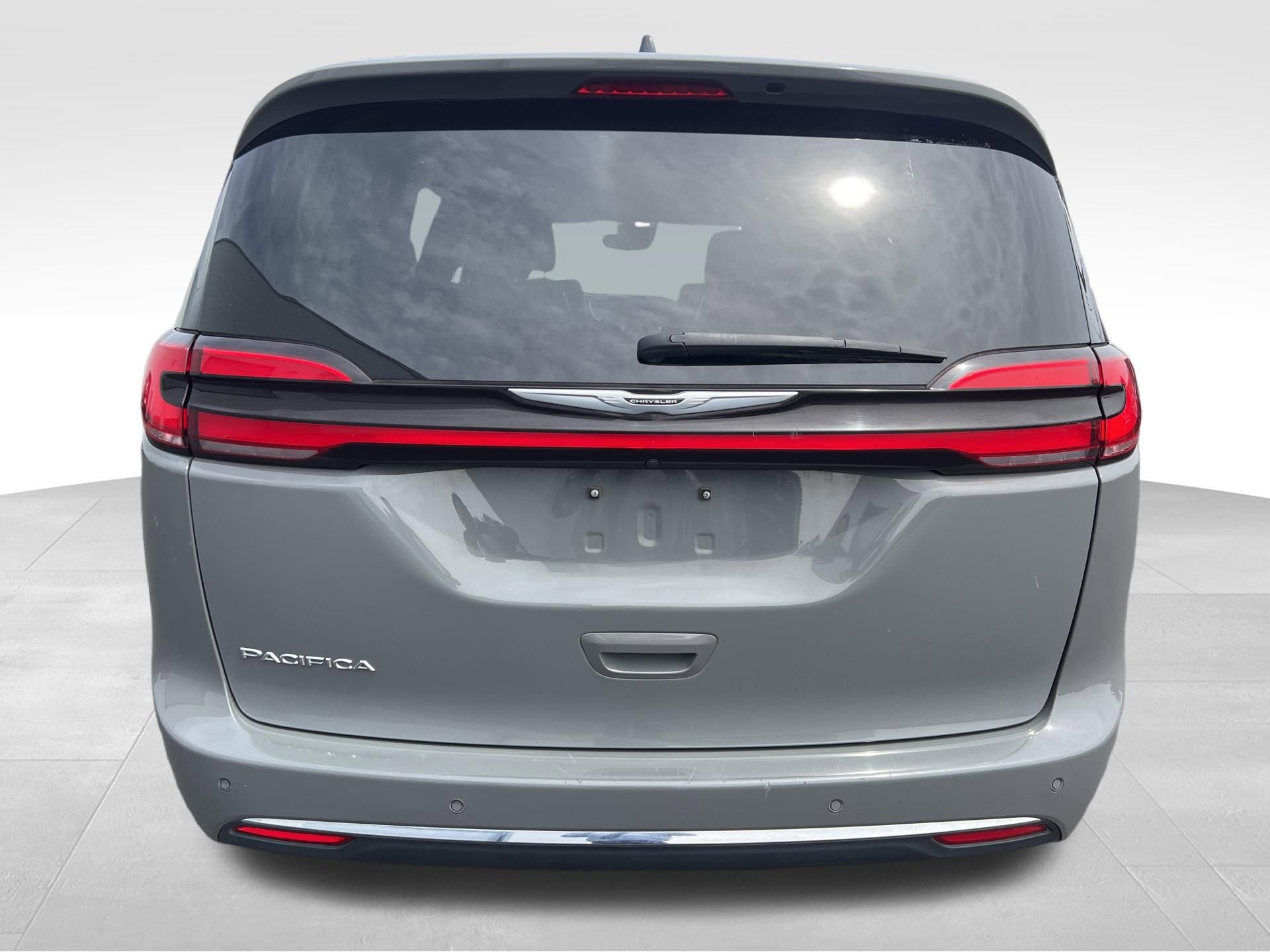 Used 2023 Chrysler Pacifica Touring-L FWD image 6