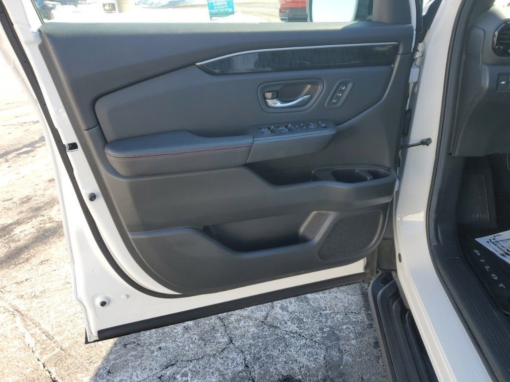 Used 2025 Honda Pilot Black Edition image 13