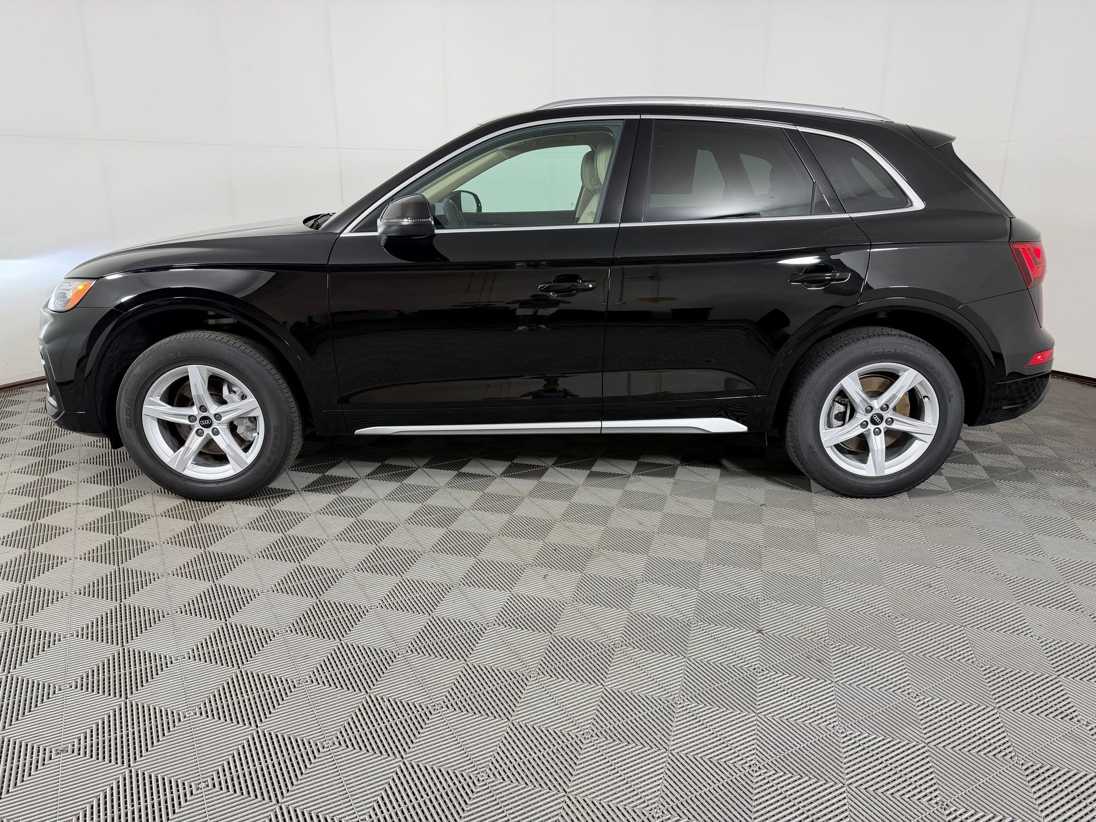 Used 2023 Audi Q5 2.0T Premium w/ Convenience Package AWD/4WD image 2