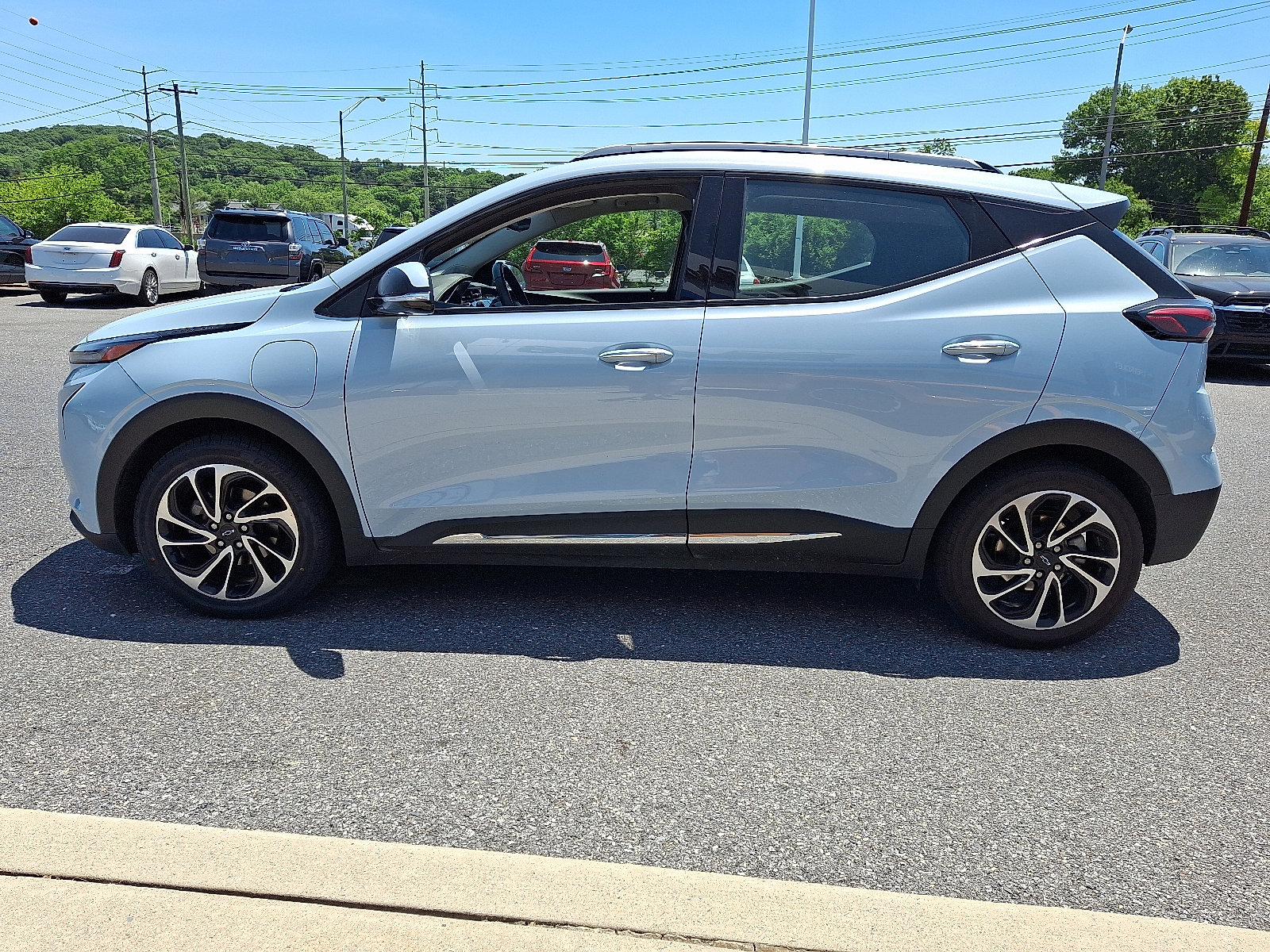 Certified 2023 Chevrolet Bolt EUV Premier w/ Sun & Sound Package FWD image 4
