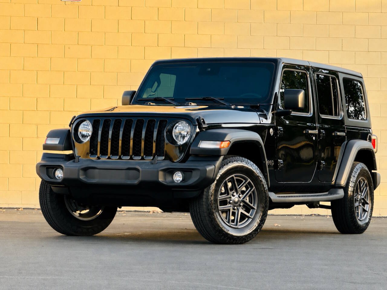 Used 2024 Jeep Wrangler Unlimited Sport AWD/4WD image 4
