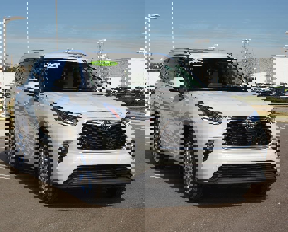 Used 2025 Toyota Highlander Limited image 2