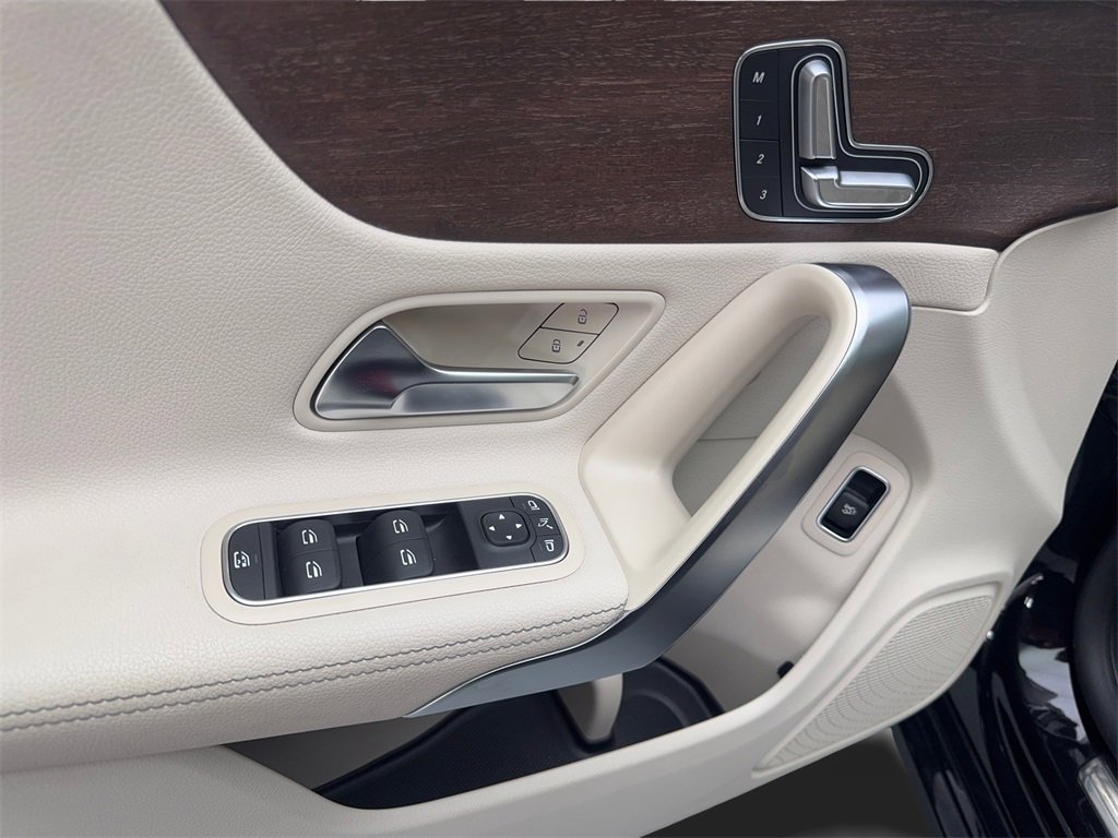 Used 2022 Mercedes-Benz CLA 250 4MATIC image 31