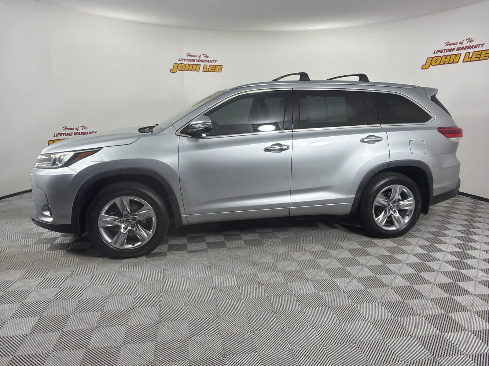 Used 2018 Toyota Highlander Limited AWD/4WD image 2