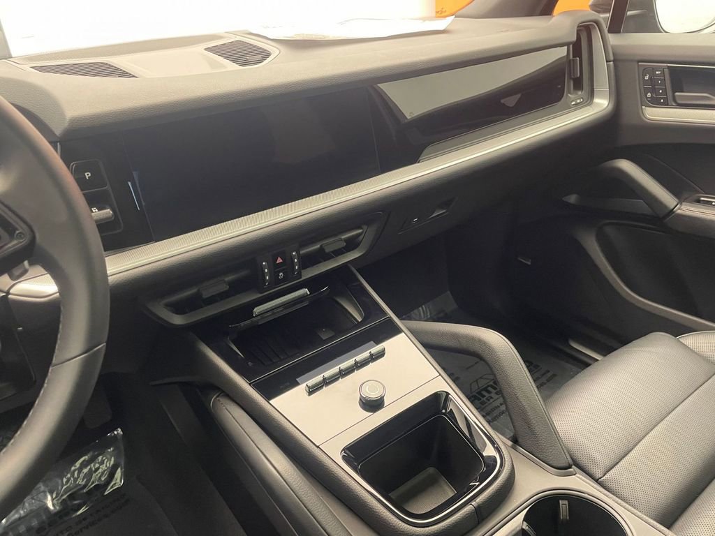 Used 2025 Porsche Cayenne image 8