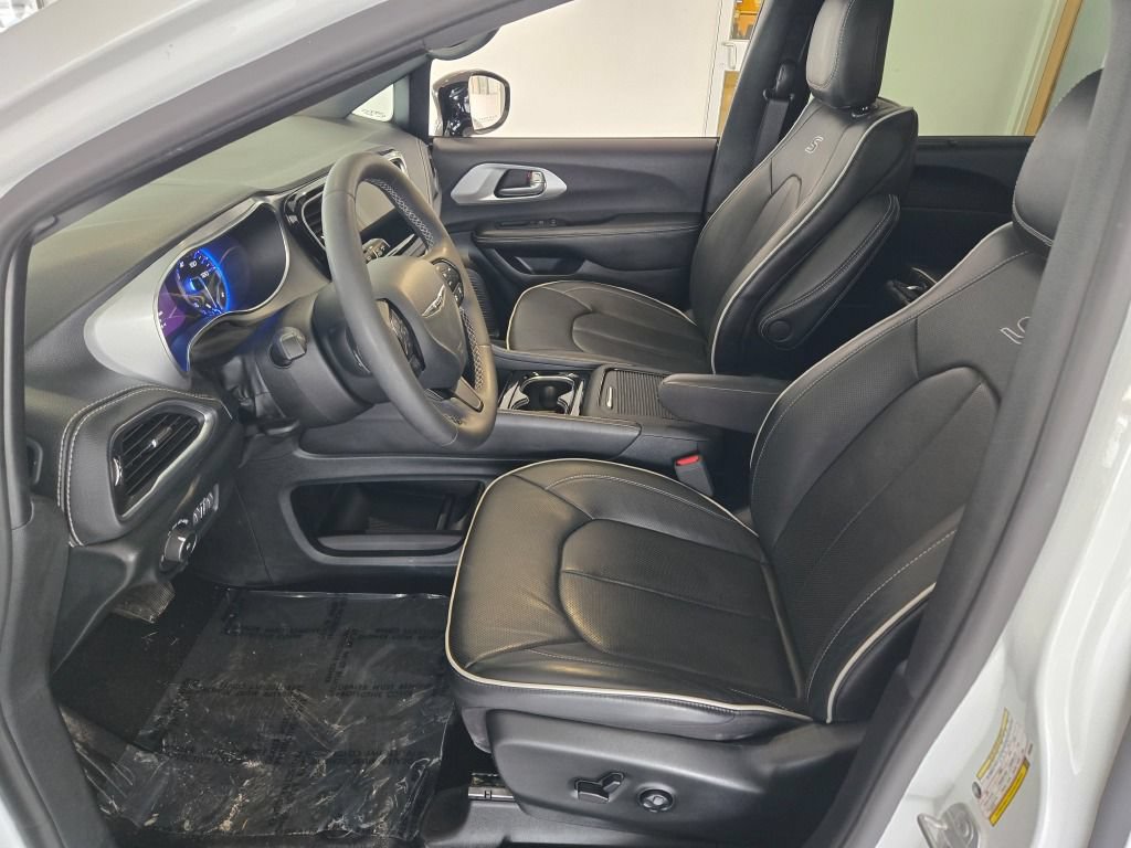Used 2025 Chrysler Pacifica Limited FWD image 22