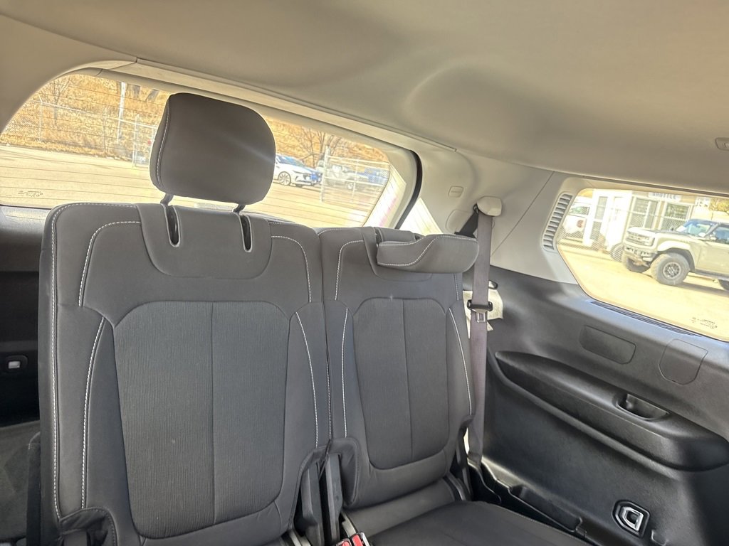 Used 2023 Jeep Grand Cherokee L Laredo image 27