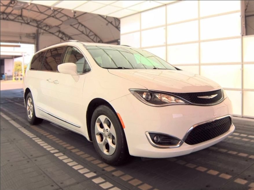 Used 2017 Chrysler Pacifica Touring-L Plus FWD image 4