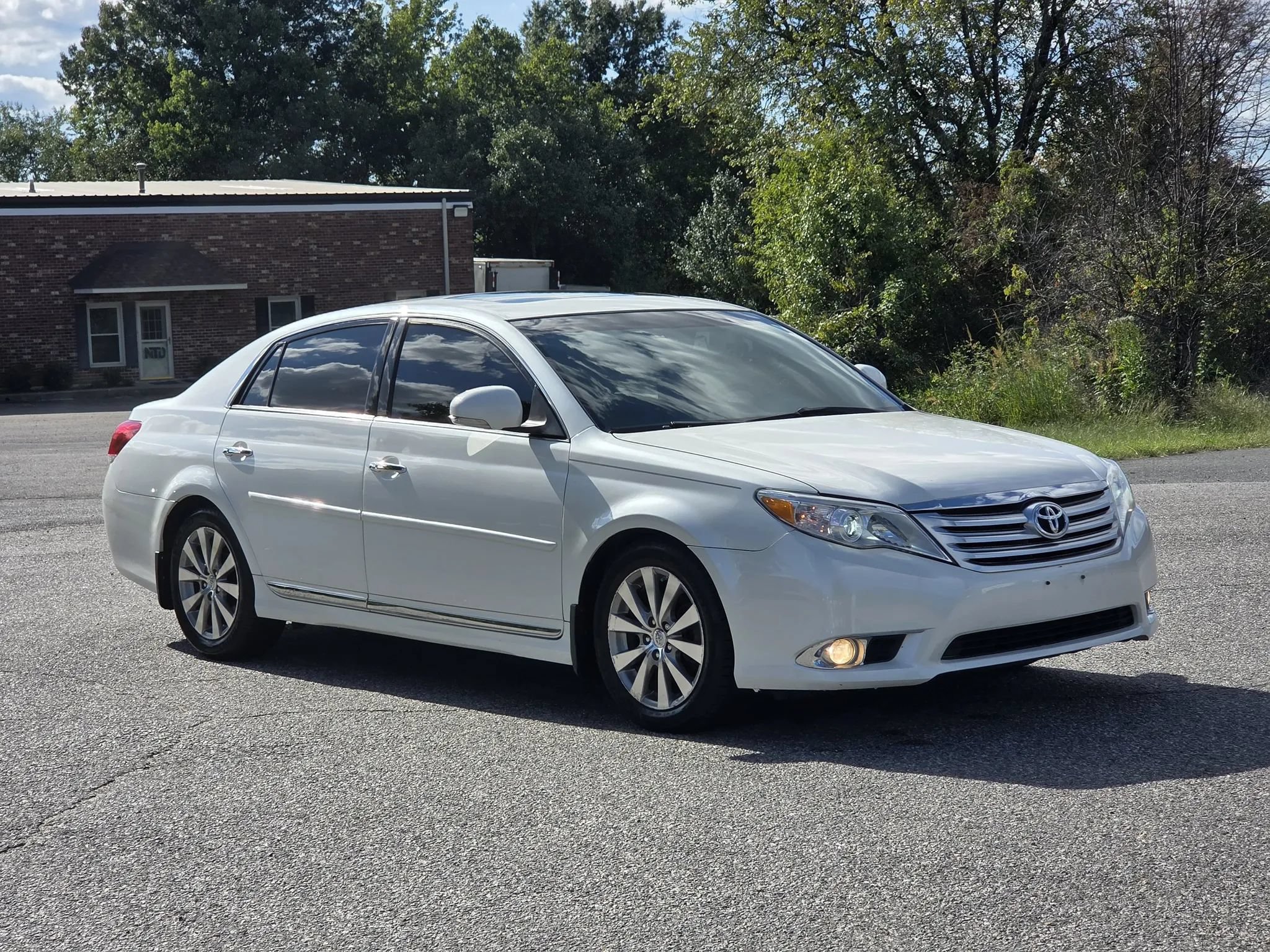 Used 2011 Toyota Avalon Limited FWD image 4