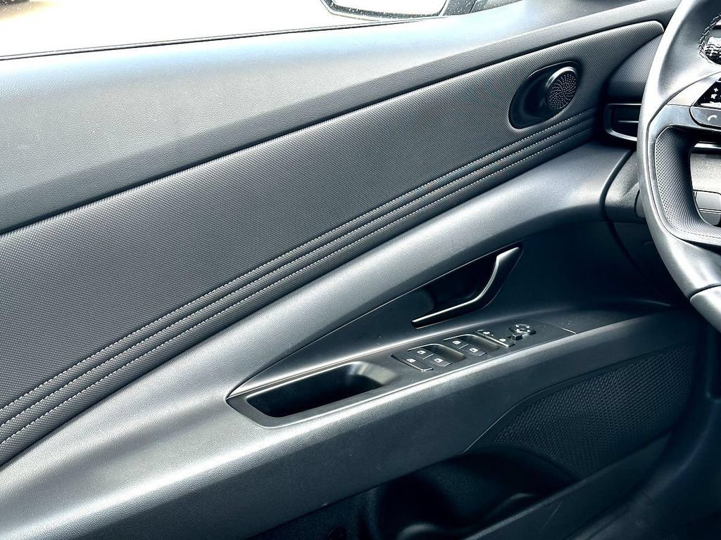 Used 2025 Hyundai Elantra Sport FWD image 28