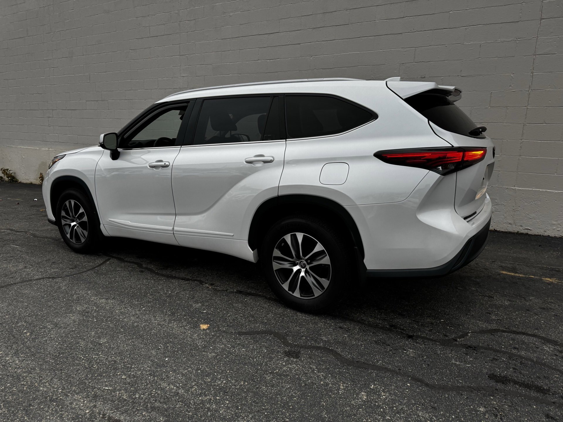 Used 2022 Toyota Highlander XLE image 2