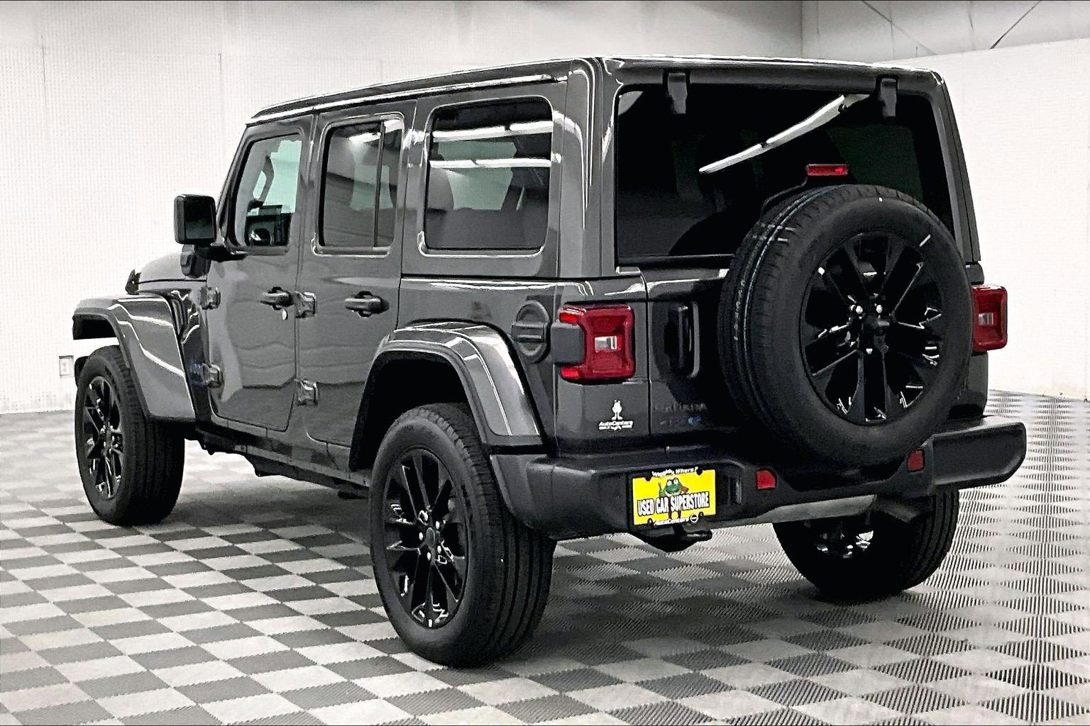Used 2025 Jeep Wrangler Unlimited Sahara w/ Safety Group AWD/4WD image 3