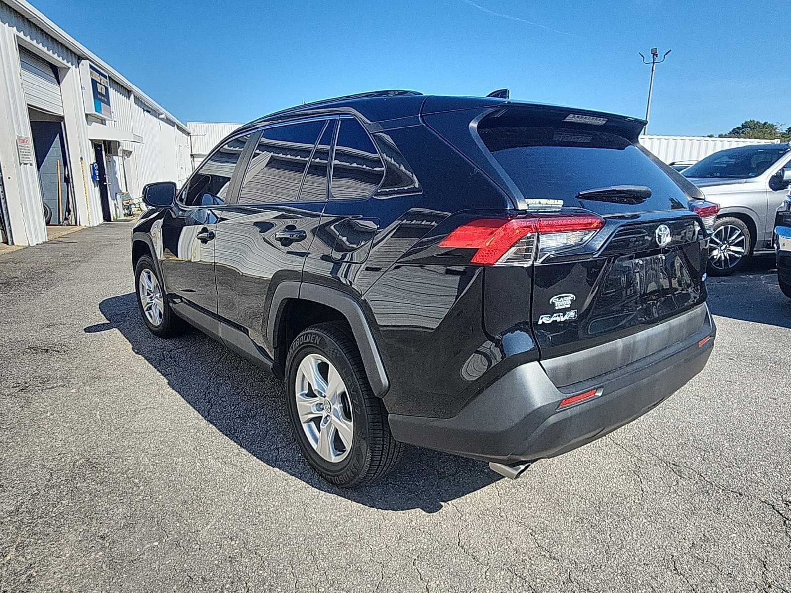 Used 2021 Toyota RAV4 XLE FWD image 3