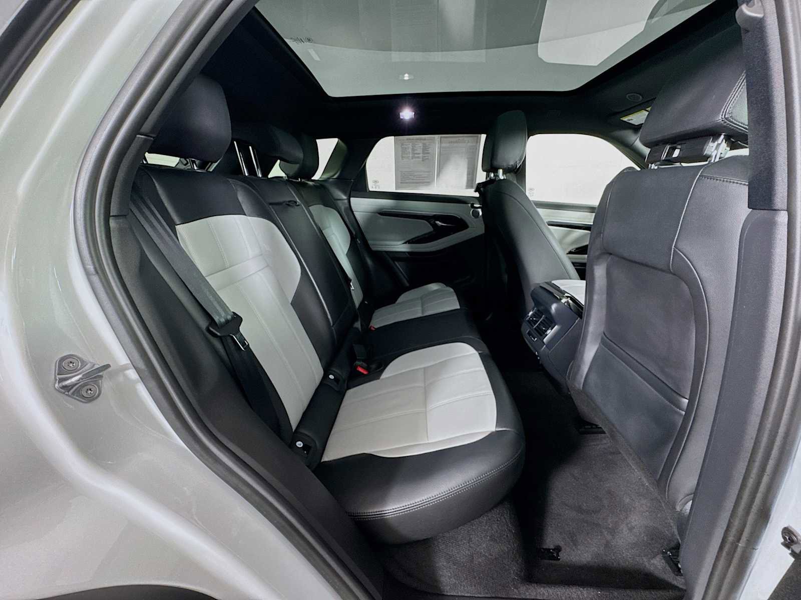 Used 2023 Land Rover Range Rover Evoque R-Dynamic SE image 27