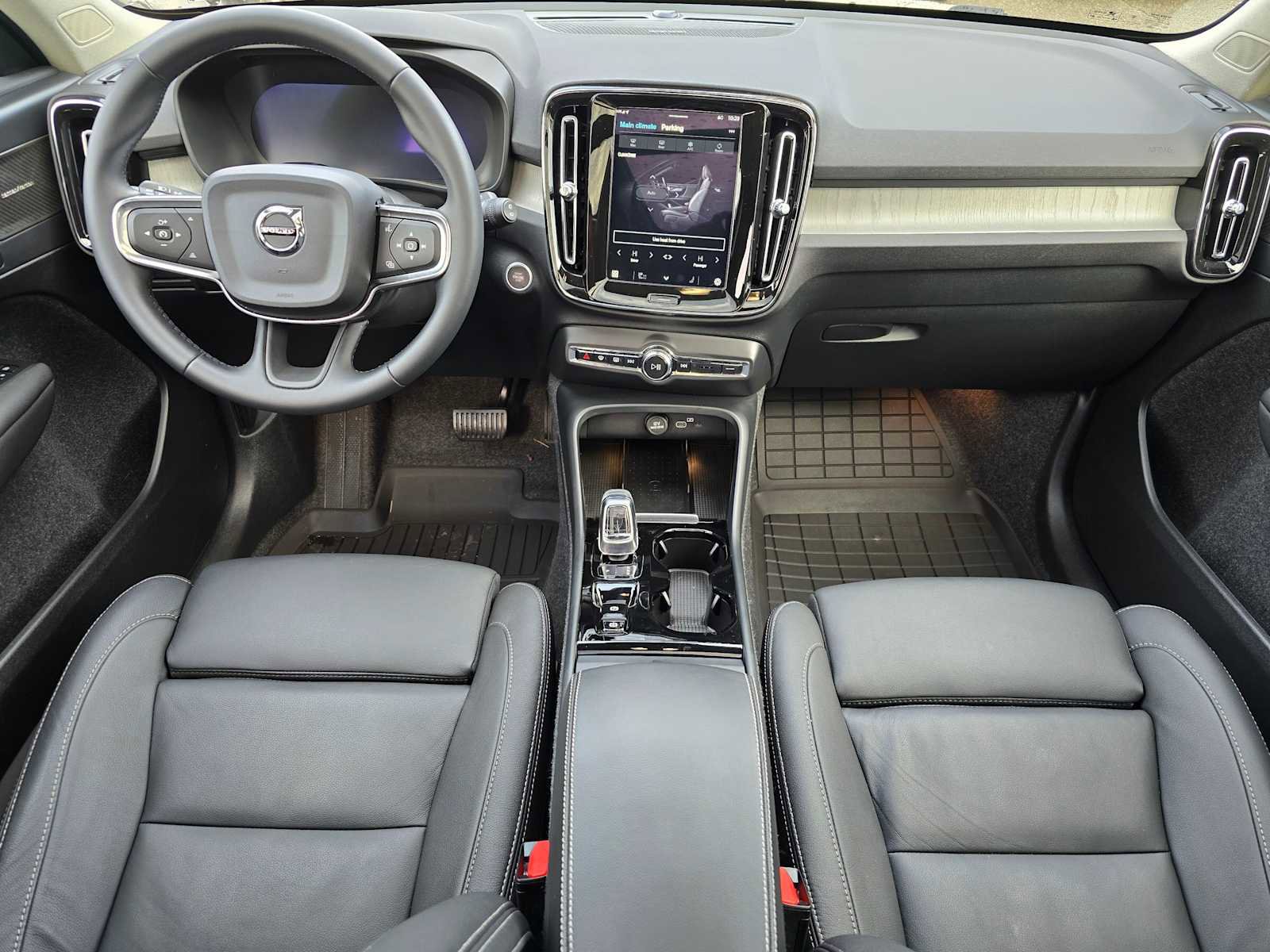 Certified 2025 Volvo XC40 B5 Plus w/ Climate Package image 18