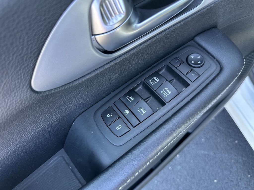 Used 2023 Chrysler Pacifica Touring FWD image 19