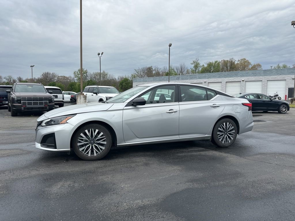 Used 2024 Nissan Altima 2.5 SV FWD image 12