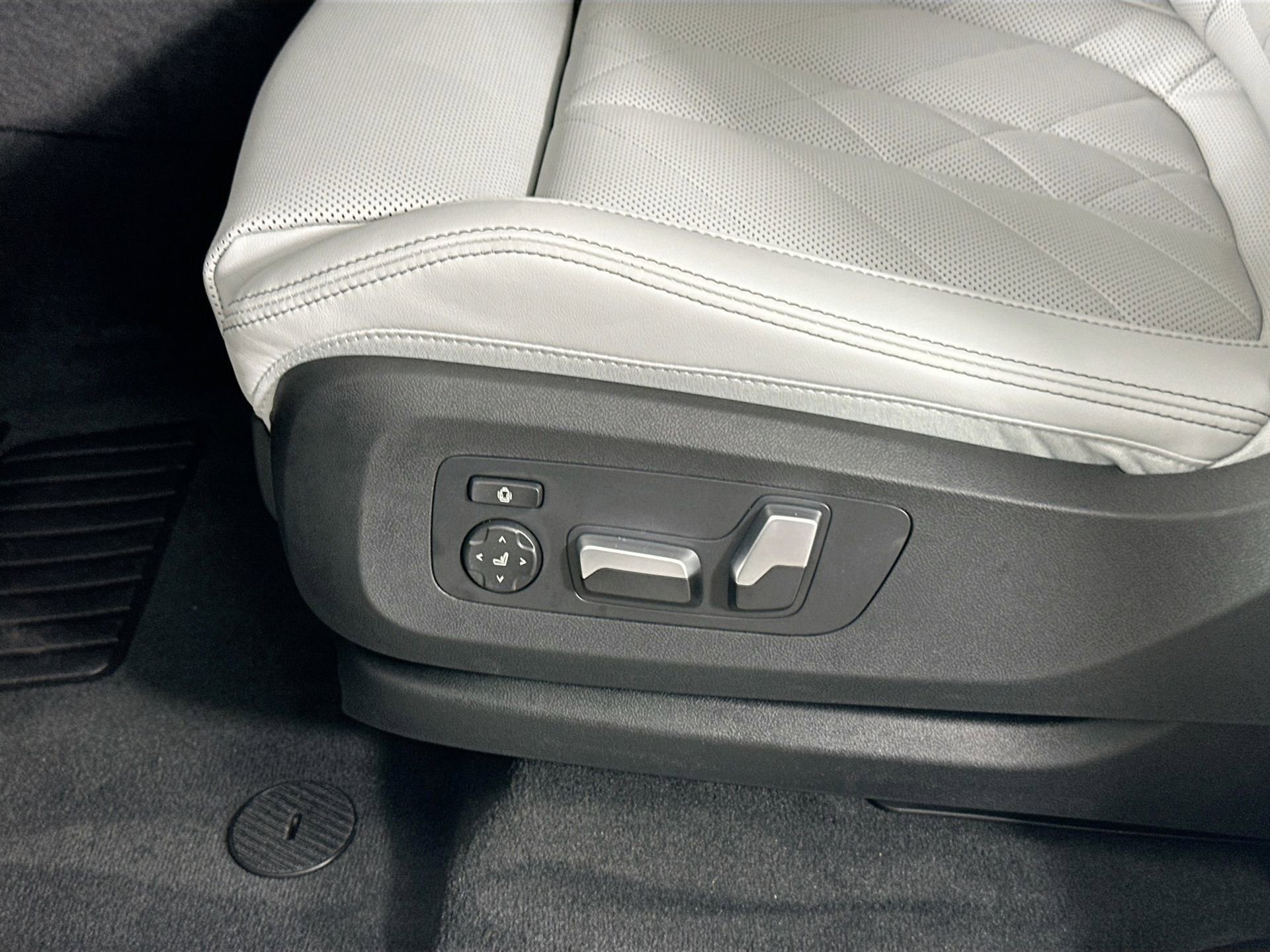 Used 2026 BMW X5 xDrive40i w/ Parking Assistance Package image 14