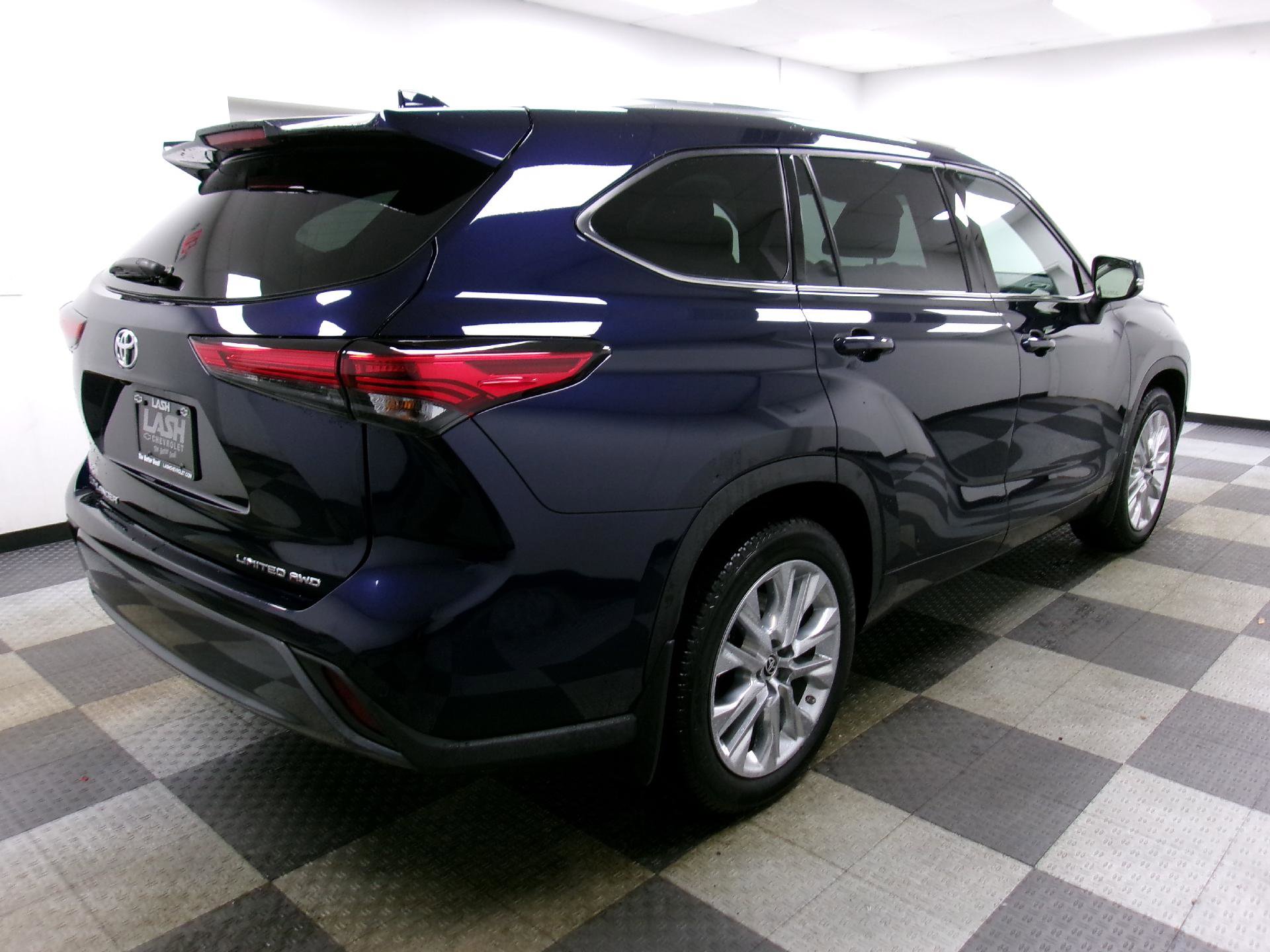 Used 2021 Toyota Highlander Limited image 16
