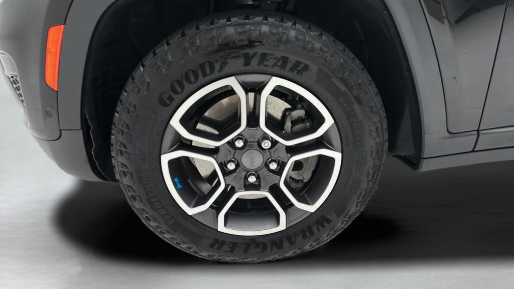 Used 2023 Jeep Grand Cherokee Trailhawk w/ Advanced Protech Group II AWD/4WD image 9