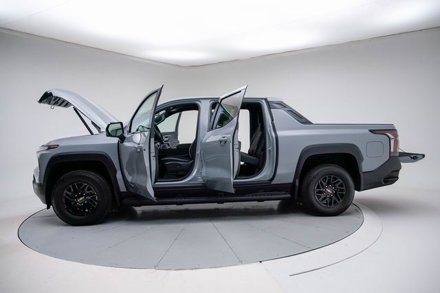 New 2025 Chevrolet Silverado EV LT image 18