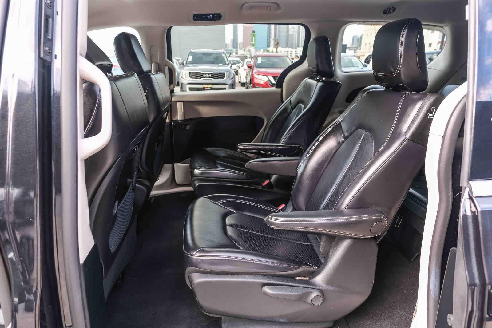 Used 2023 Chrysler Pacifica Touring-L FWD image 19