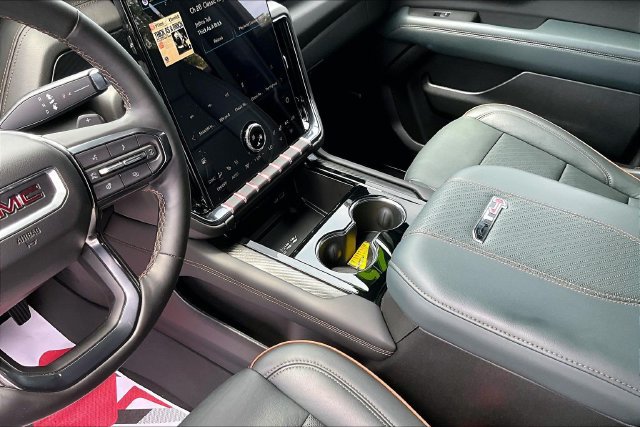 Used 2025 GMC Yukon XL AT4 AWD/4WD image 18