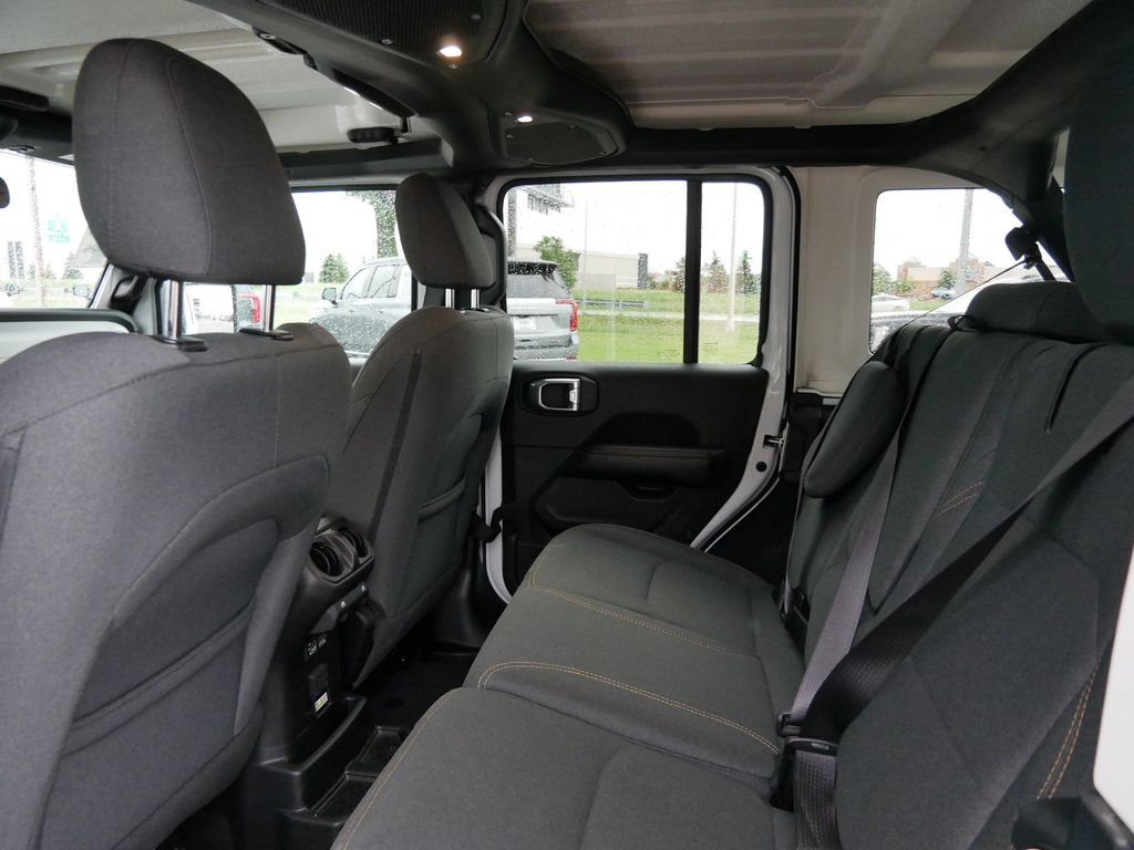 Used 2024 Jeep Wrangler Unlimited Sahara AWD/4WD image 10