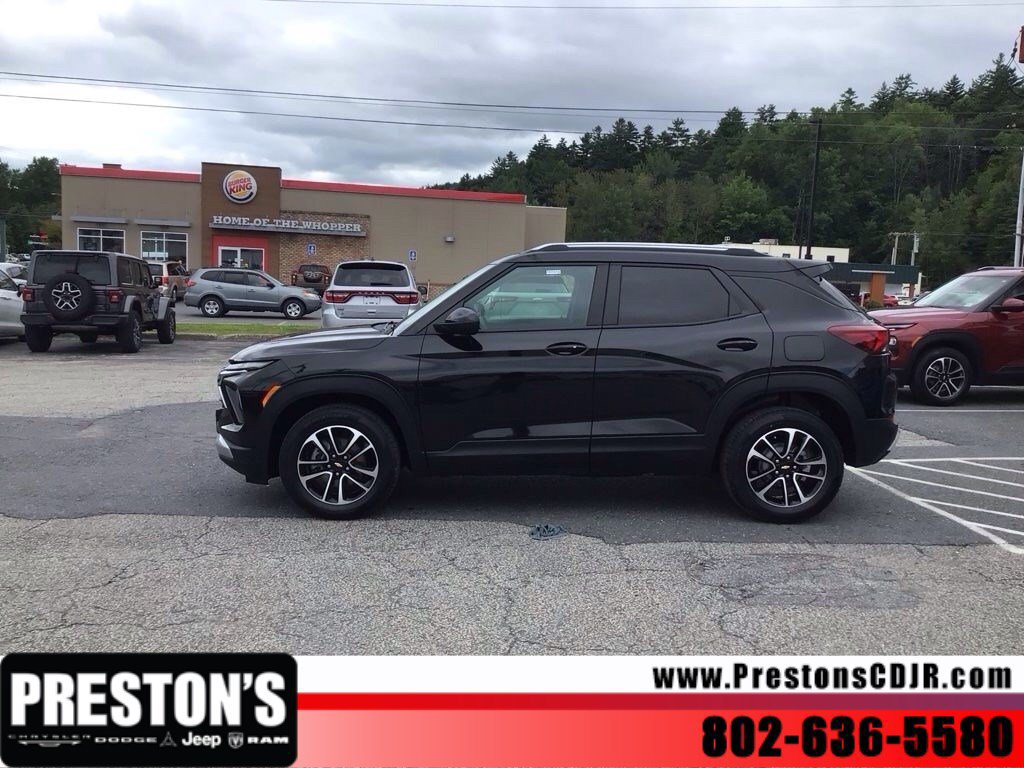 Used 2025 Chevrolet TrailBlazer LT AWD/4WD image 2