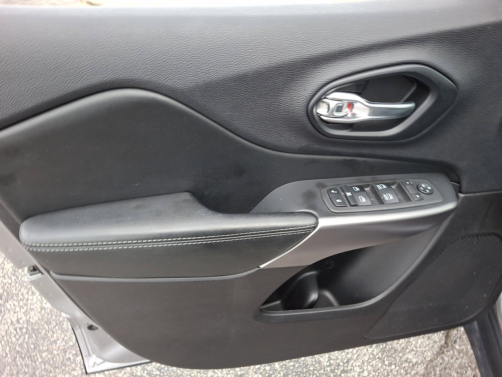 Certified 2022 Jeep Cherokee Latitude Lux w/ Sun & Sound Group image 14