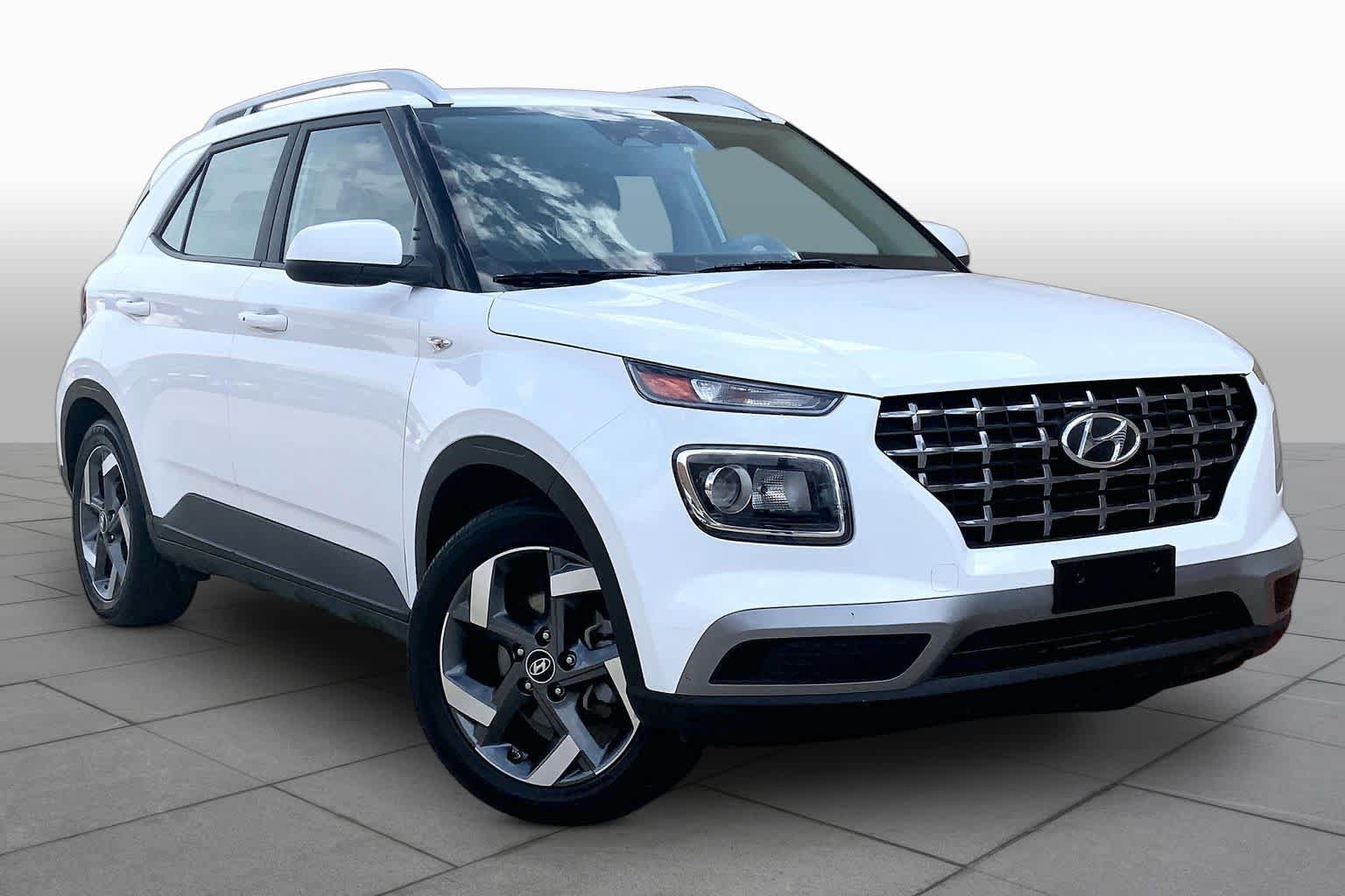 Certified 2025 Hyundai Venue SEL FWD image 3