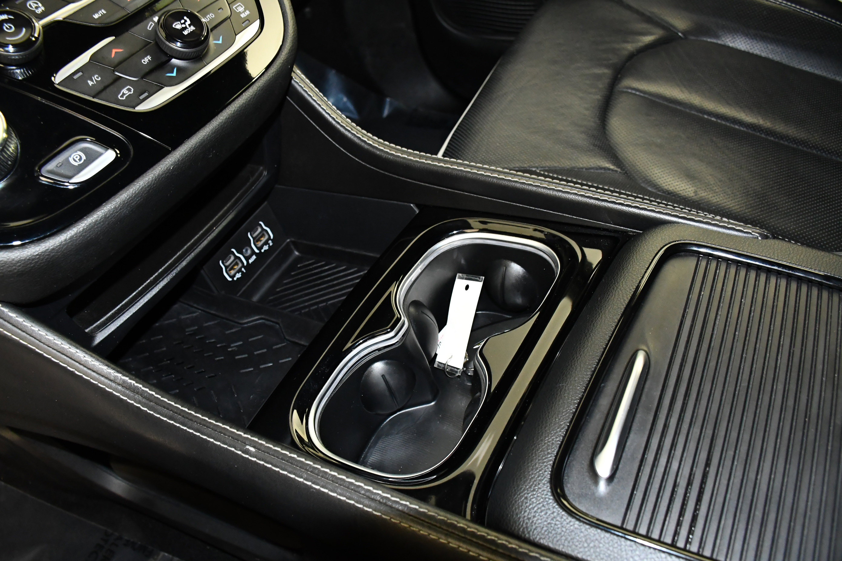 Used 2025 Chrysler Pacifica Limited image 31