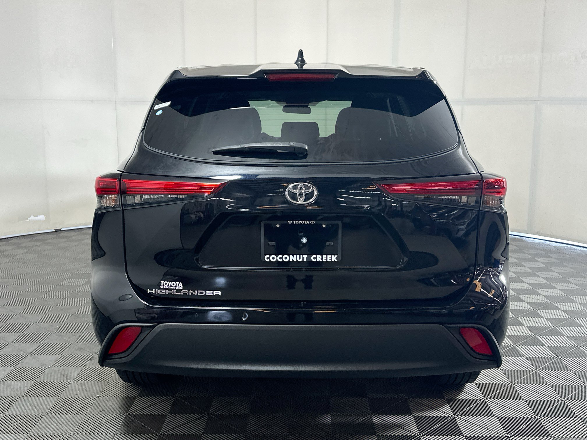 Used 2021 Toyota Highlander L FWD image 4